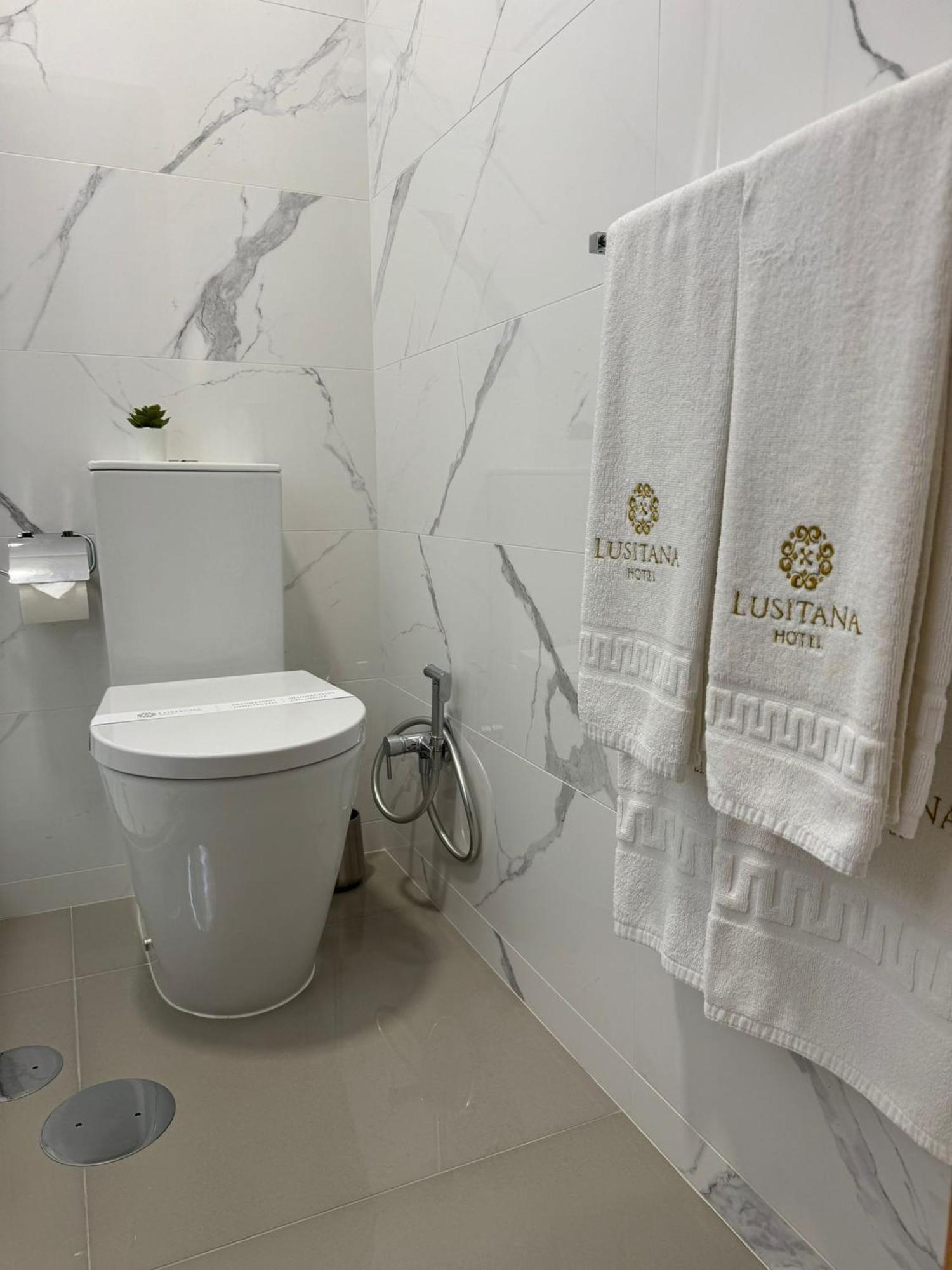 Lusitana Hotel Porto Buitenkant foto